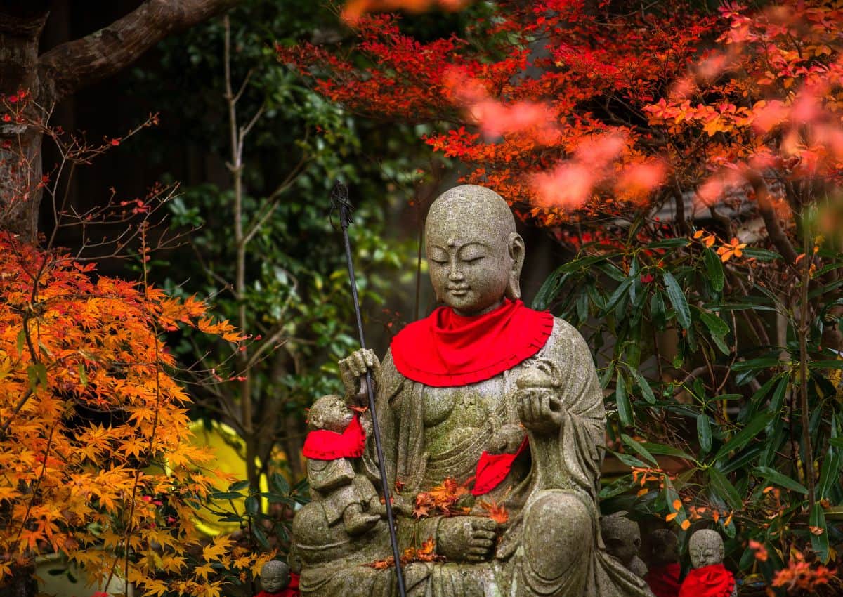 Estatua de Jizo en el jardín de otoño del templo de Sanboin