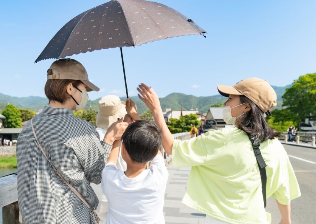 Familia que viaja a Kioto Arashiyama