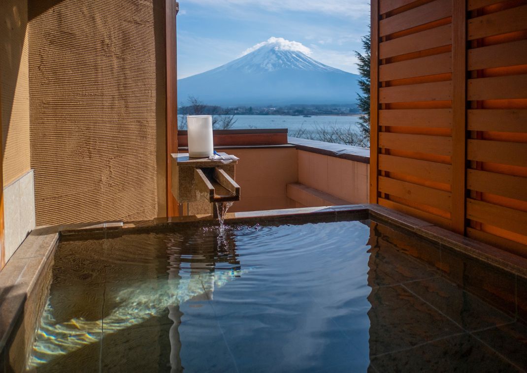 Mujer disfrutando de un onsen, Japón.