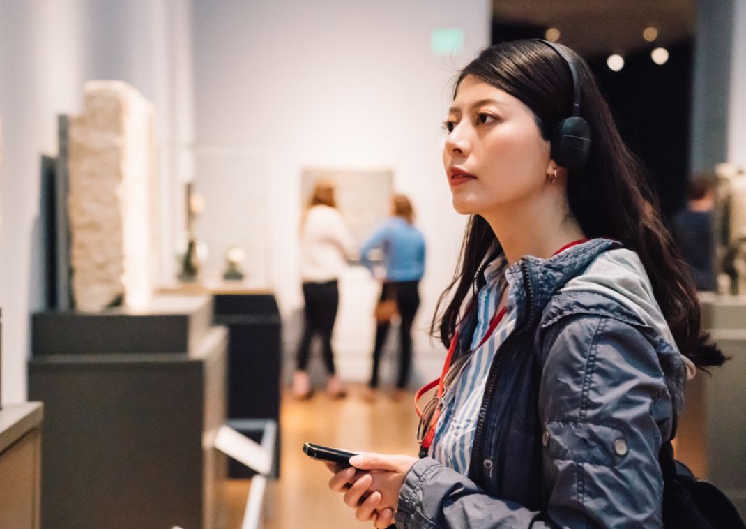 Mujer asiática en el museo