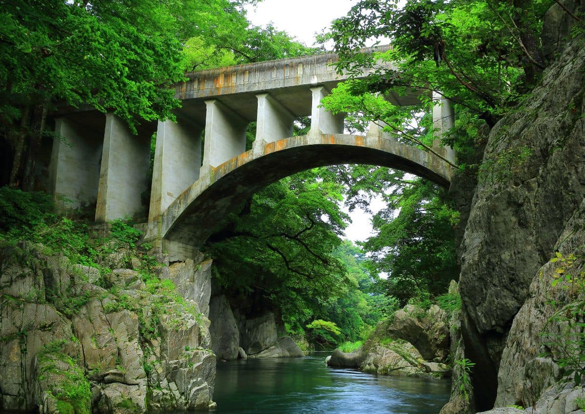 Puente Hayama Megane sobre el río Kesen en Sumita, Japón rodeado de naturaleza
