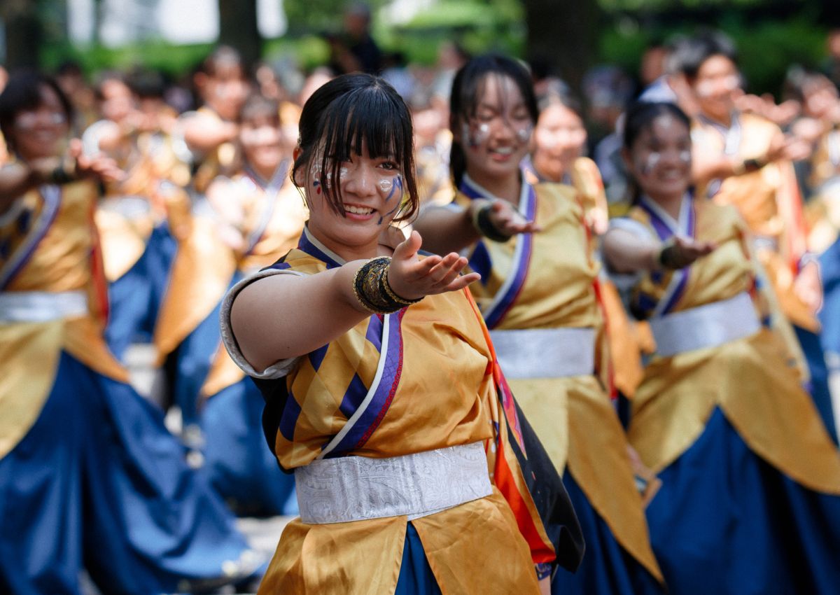 Chica realizando la danza Yosakoi en un festival