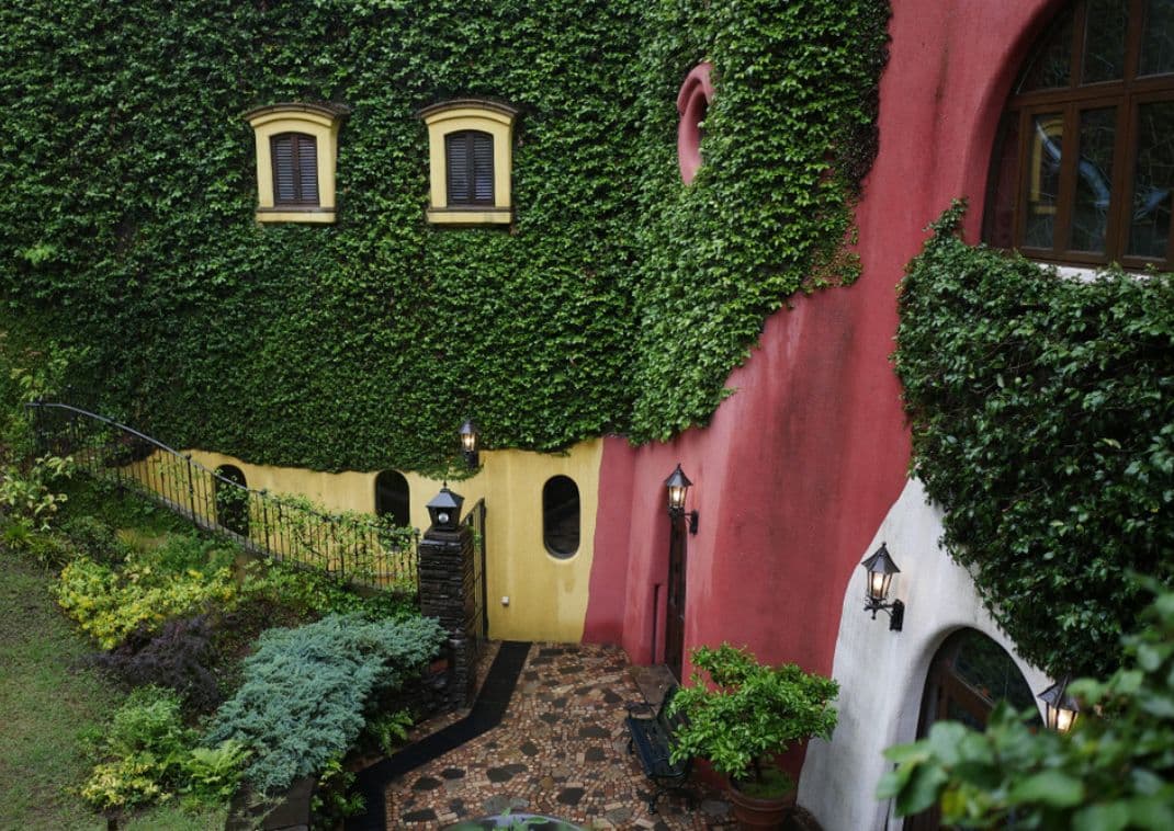 Exterior colorido del Museo Ghibli en Mitaka