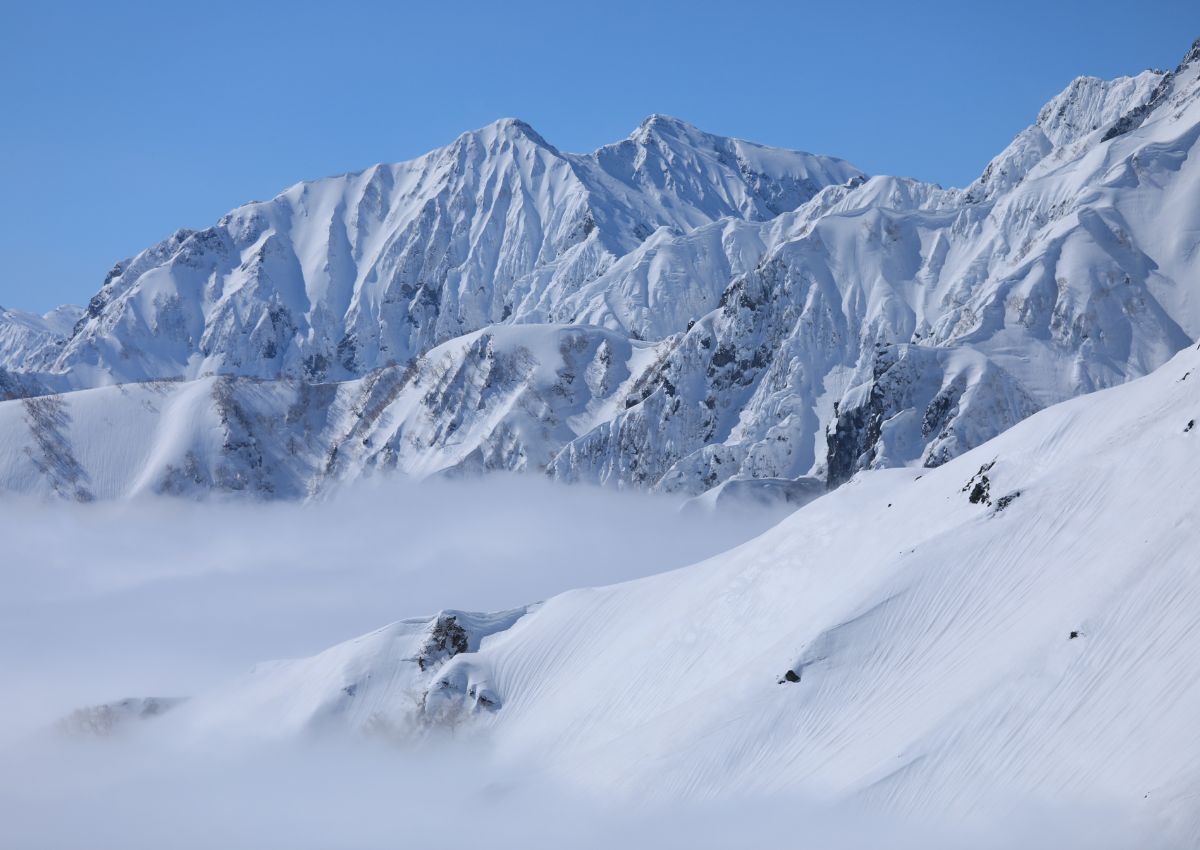 Picos nevados del monte Kashimayari, Hakuba, Japón