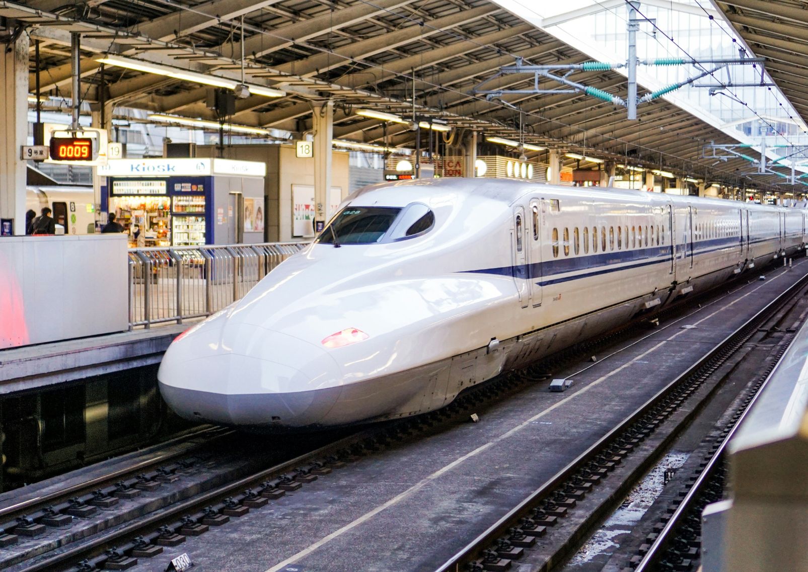 Shinkansen en la estación de tren, Japón