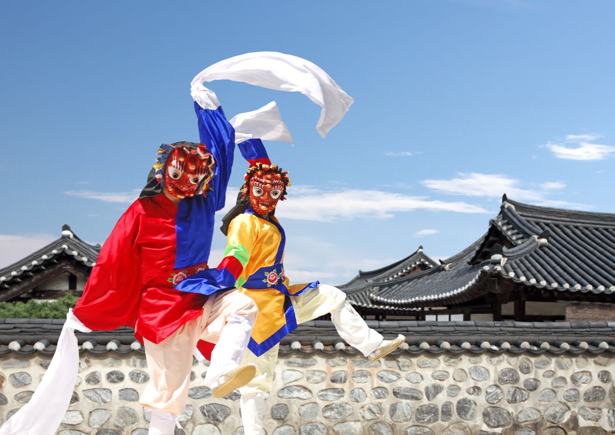 Bailarines enmascarados con el bongsan tradicional coreano, Corea del Sur