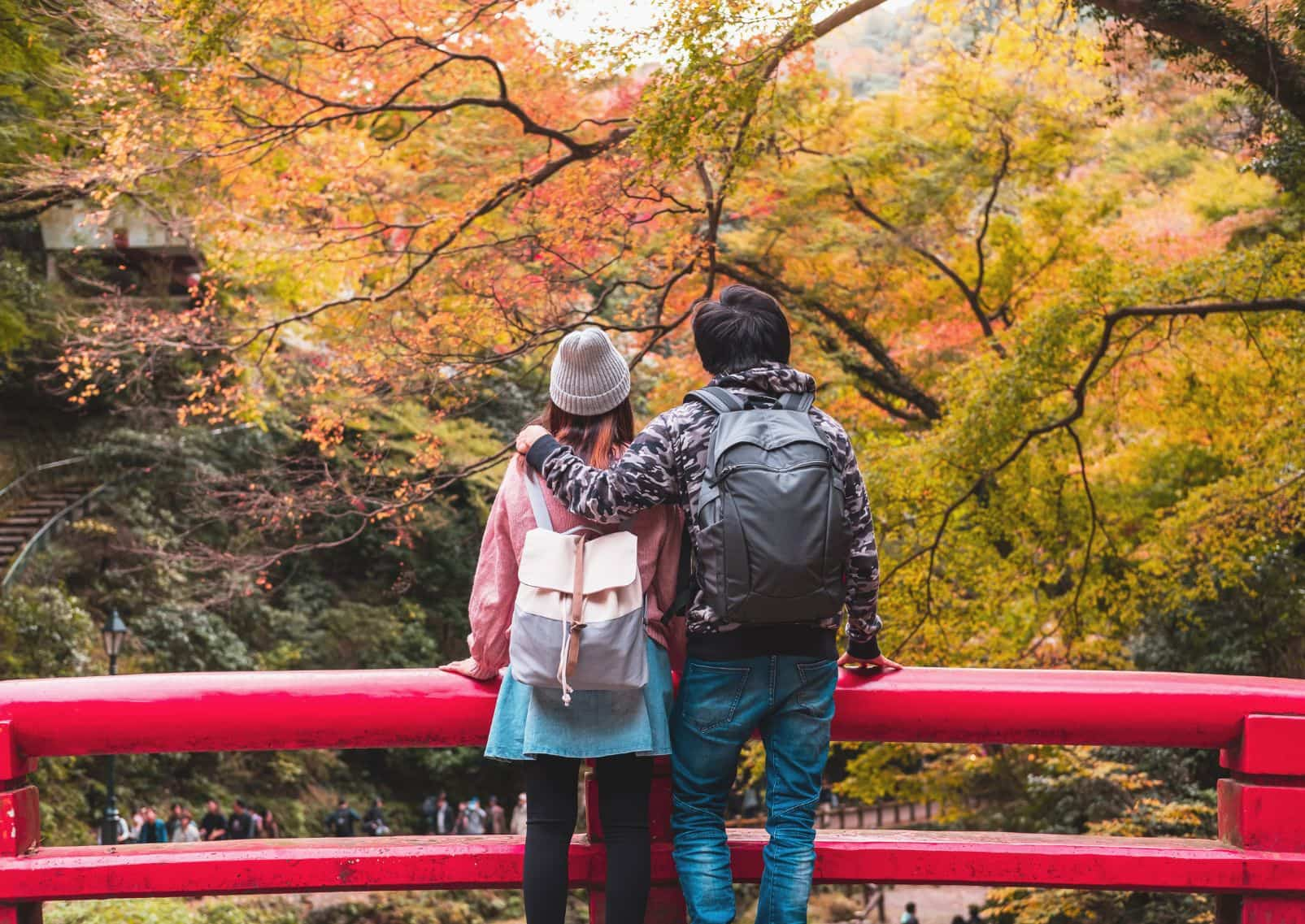 Pareja de jóvenes viajeros contemplando un hermoso paisaje en el parque Minoh de Japón