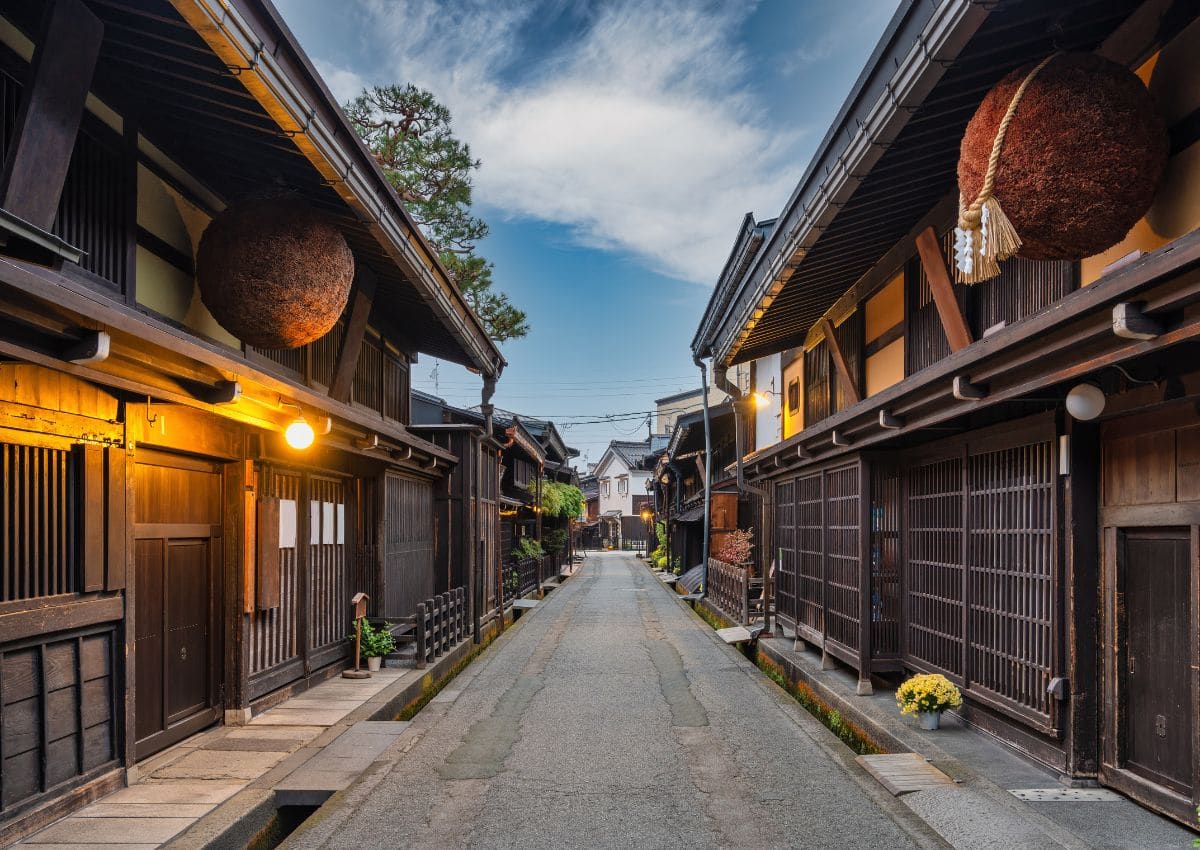 Calles de Takayama antes de caer el atardecer