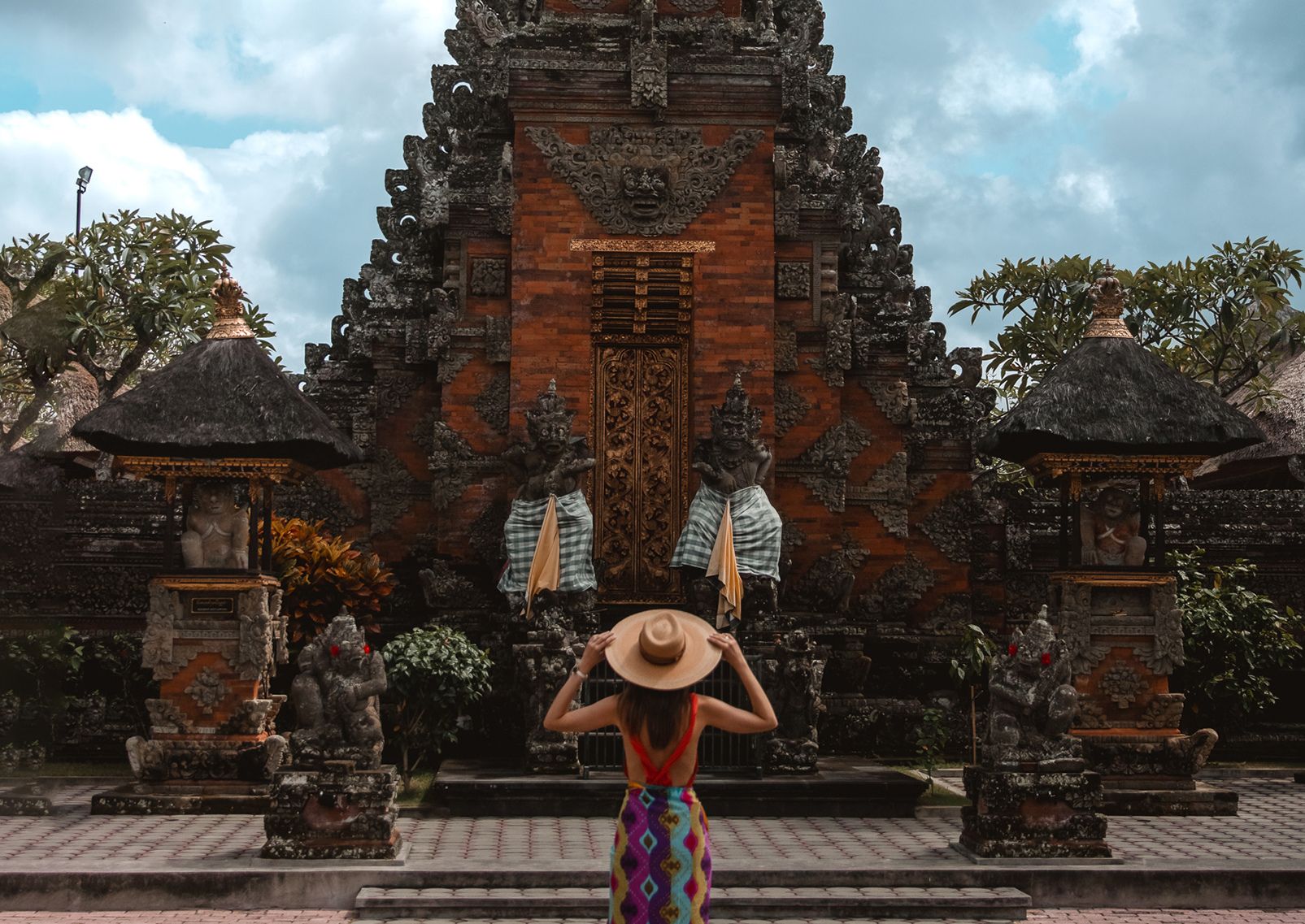 Sandra Majada en el Templo Batuan, Bali