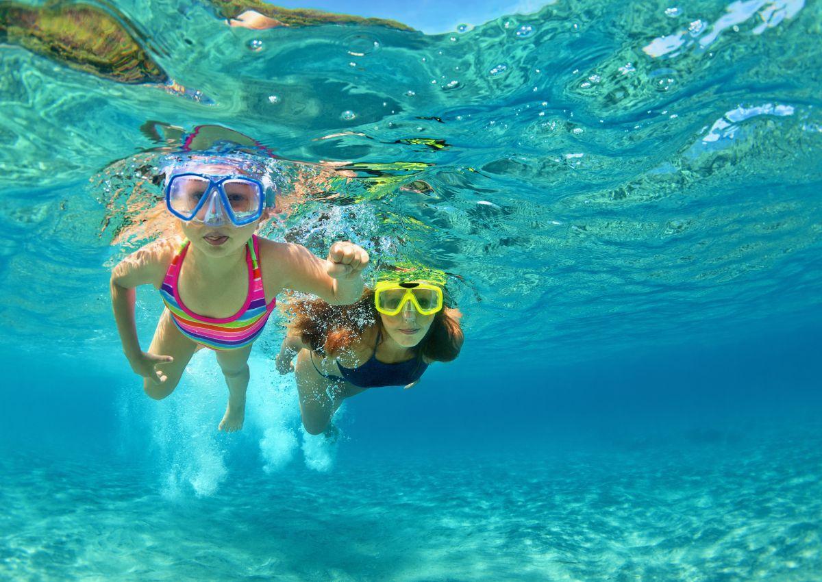 Madre e hija nadando bajo el agua en sus vacaciones
