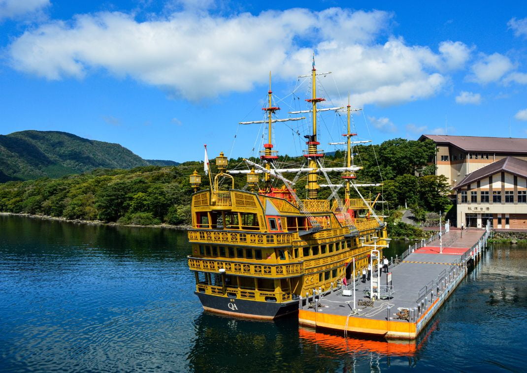 barco pirata en el puerto de Ashi