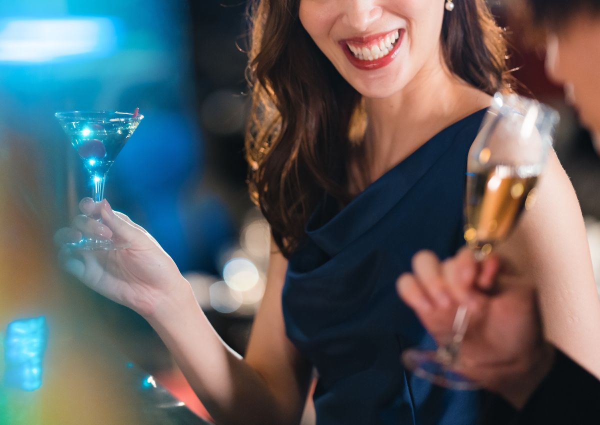 Pareja de jóvenes tomando una bebida en un bar de Tokio