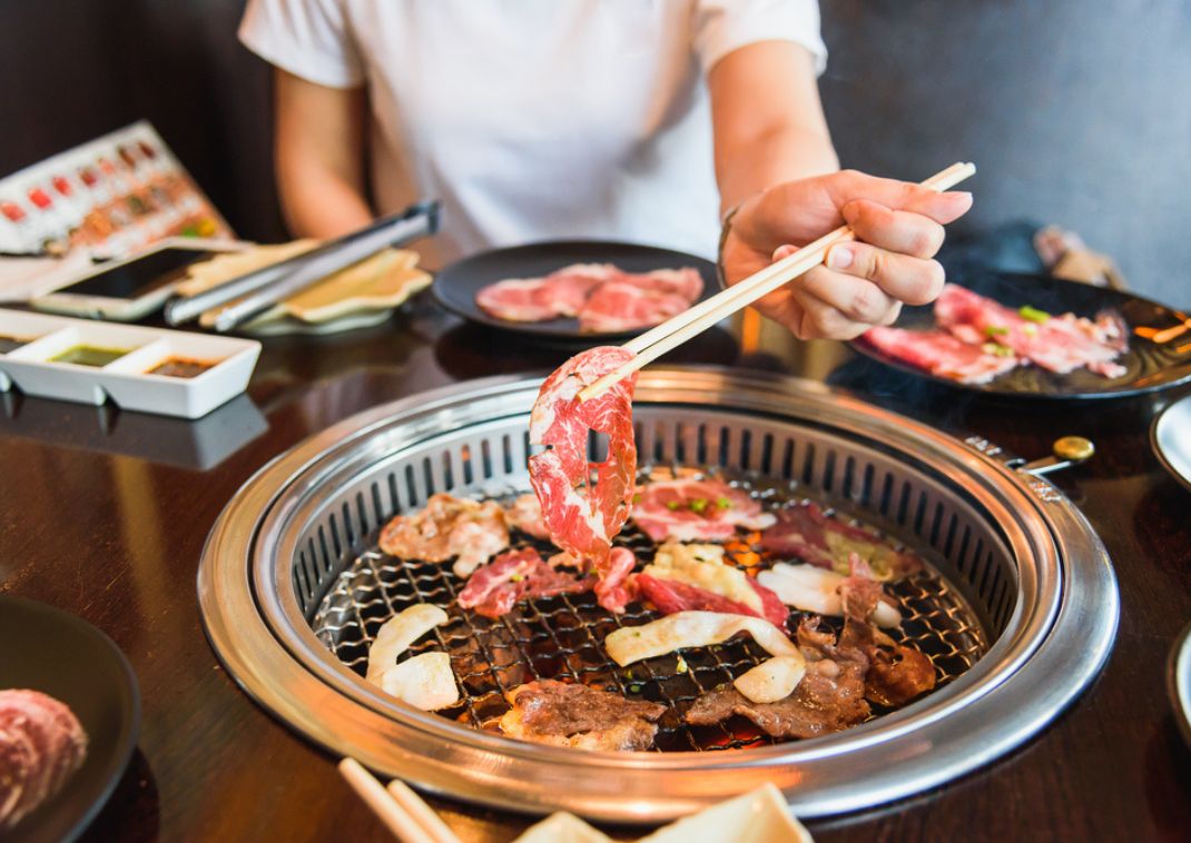 Carne a la parrilla en un restaurante yakiniku