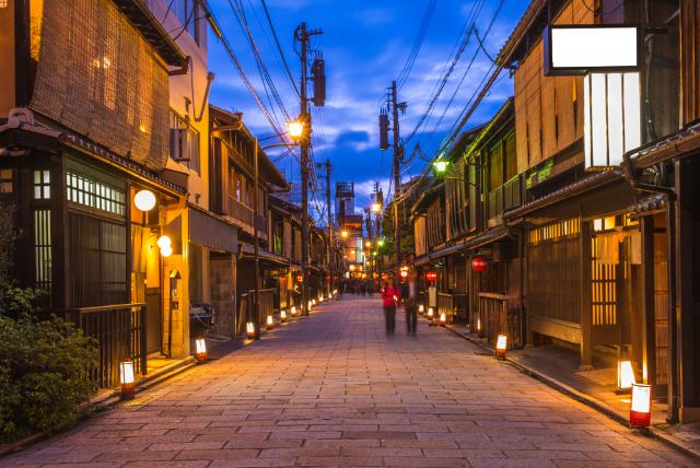 Vista de Gion por la noche en la calle Shinbashi-dori en Kyoto