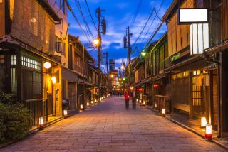 Vista de Gion por la noche en la calle Shinbashi-dori en Kyoto