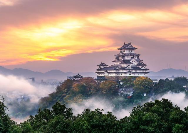 White Egret Castle es el apodo del castillo de Himeji, el gran castillo en Hyogo, Japón