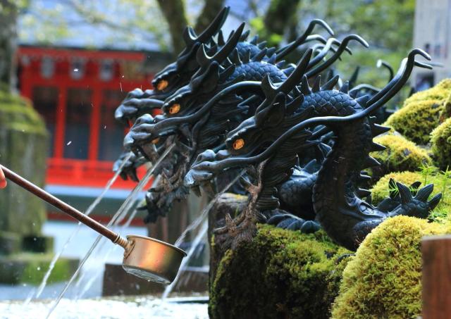 Estatuas de bronce de dragones japoneses