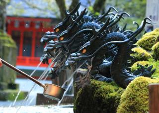Estatuas de bronce de dragones japoneses