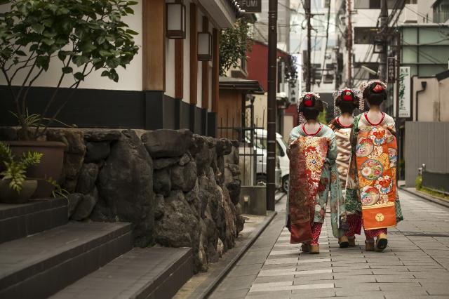 Observa a las geishas en la calle de Gion, Kioto