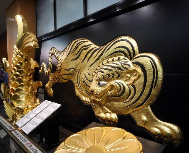 El famoso tigre de la cima del castillo de Osaka 