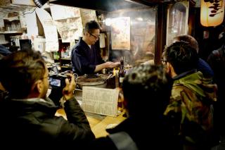 Gente comiendo en un Izakaya