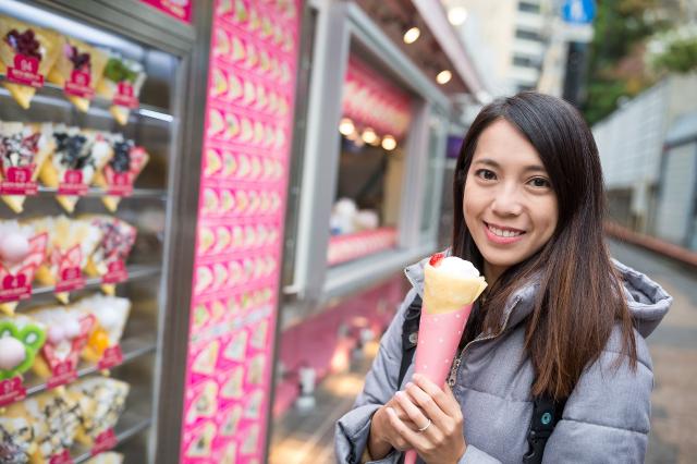 Mujer comiendo una crepe