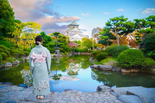 Mujer en kimono y Castillo de Osaka