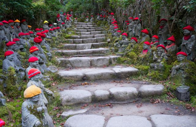 Escaleras en un jardín con muchas estatuas de Buda Situado junto al templo Daishoin    