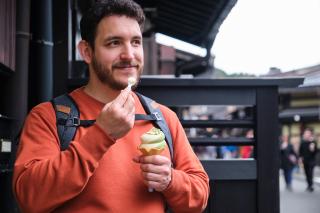 Turista disfrutando de la comida en Takayama