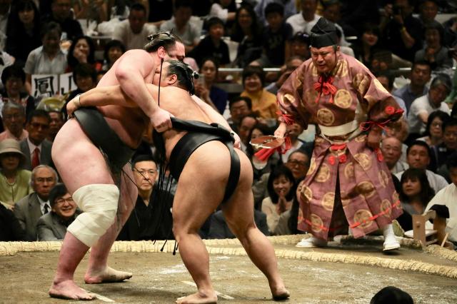 Luchadores de sumo en combate.
