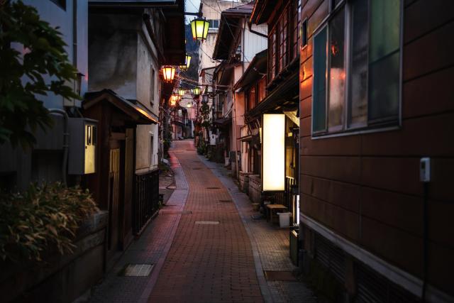 Calles estrechas de Yamanouchi, Nagano, Japón