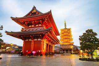 El templo Senso-ji de Tokyo a la luz del atardecer