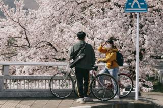 Pareja en bicicleta en Kioto