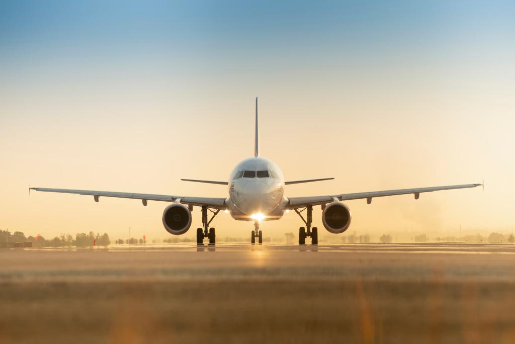 Vista de un avión al atardecer en la pista de un aeropuerto japonés bajo un cielo espectacular
