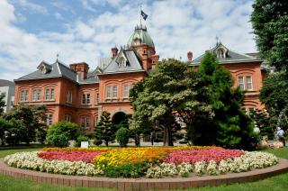 El antiguo edificio del Gobierno de Hokkaido en Sapporo en verano 