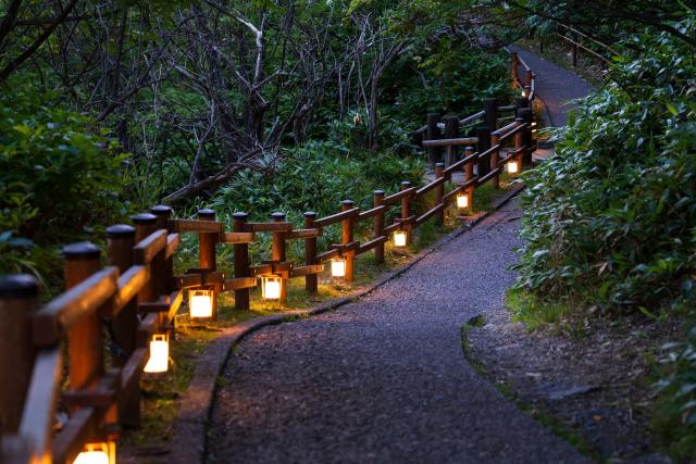 Sendero bordeado de farolillos en la ciudad de Noboribetsu Onsen, Hokkaido 