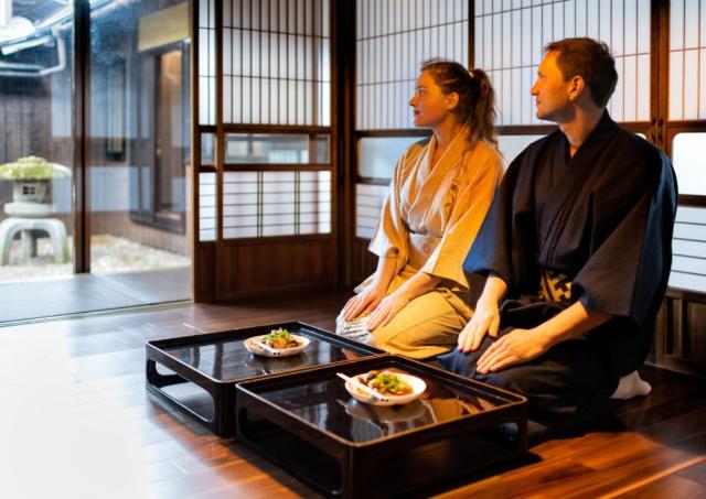Pareja con un kimono sentada a la manera tradicional japonesa