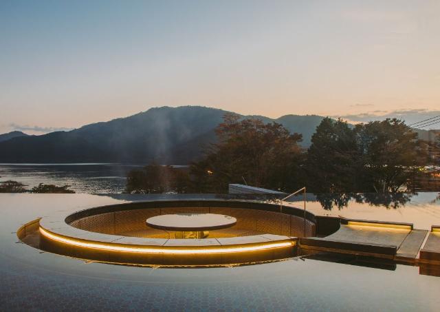 Diseño moderno de un onsen en Hakone, Japón