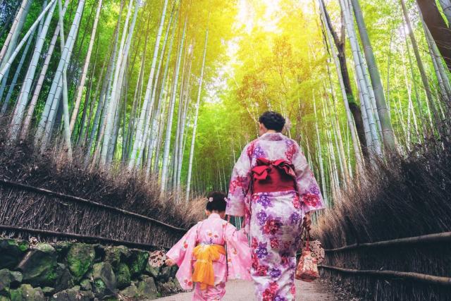 Madre e hija explorando el bosque de bambú de Arashiyama