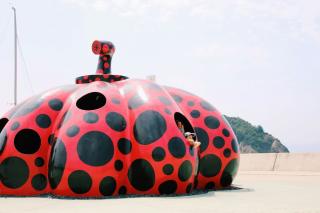 Niños jugando en la Isla del Arte de Naoshima