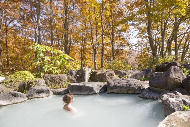 Disfrutando de un onsen japonés al aire libre 