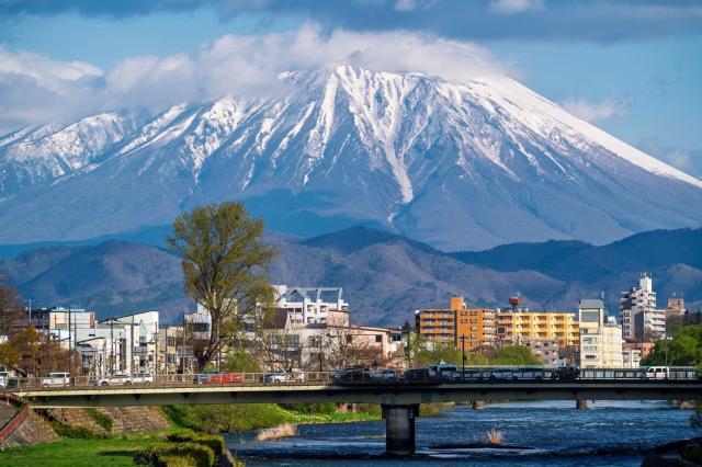 El paisaje urbano de Morioka con el monte Iwate 