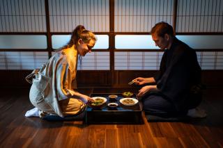 Disfrutando de una comida tradicional en un ryokan