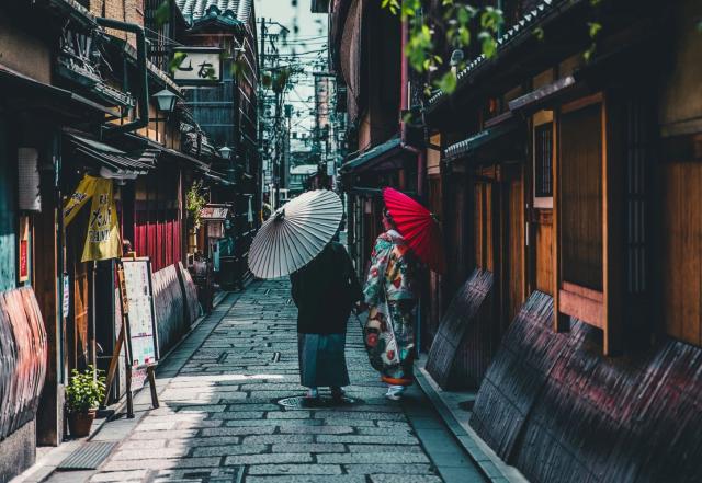 Pareja en las viejas calles de Kioto