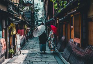 Pareja en las viejas calles de Kioto