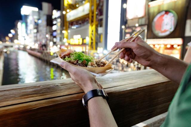 Comer takoyaki en Osaka