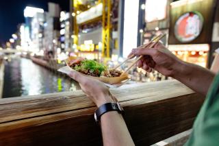 Comer takoyaki en Osaka