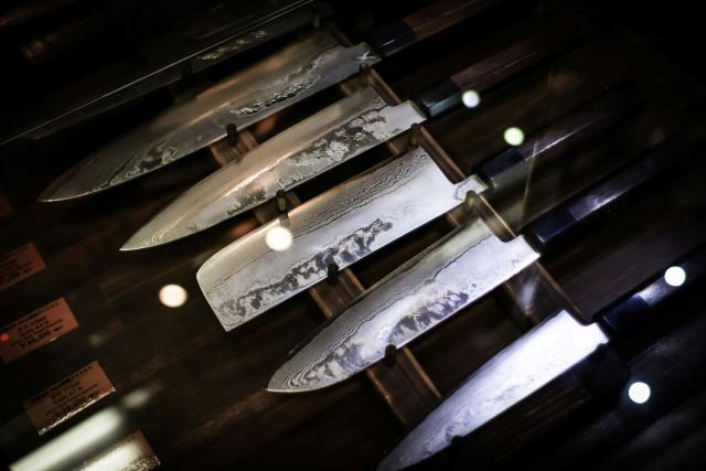 Cuchillos japoneses en una tienda