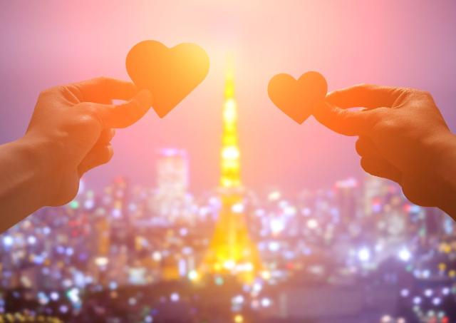 Pareja de novios celebrando su luna de miel frente a la Torre de Tokio