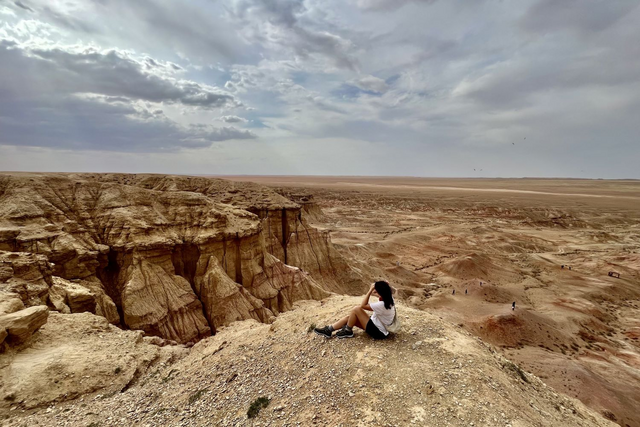 Disfrutando de las vistas en Tsagaan Suvarga en el desierto del Gobi en Mongolia